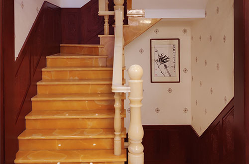 赫山中式别墅室内汉白玉石楼梯的定制安装装饰效果